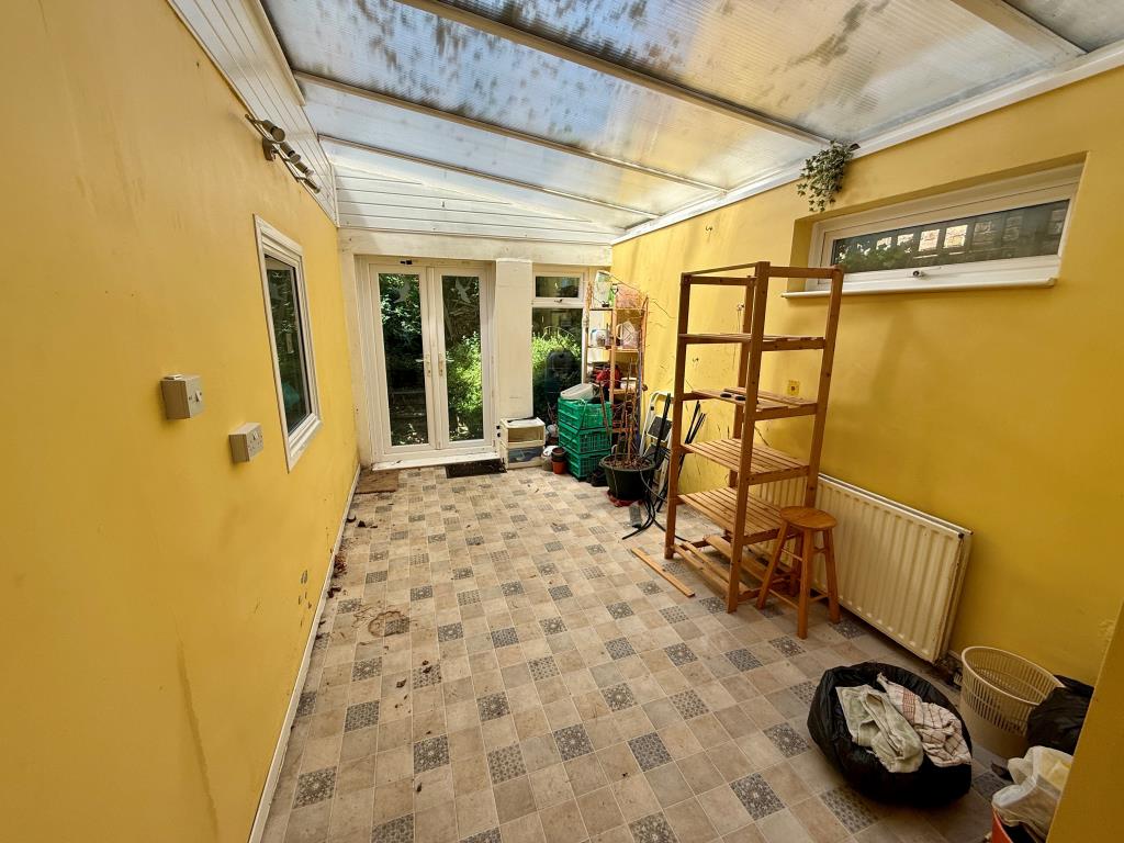 Lot: 1 - FOUR-BEDROOM HOUSE FOR IMPROVEMENT - Lean to conservatory